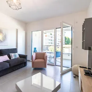 apartment-close-to-the-old-town-and-the-lake.hotels-rhonealpes.com/